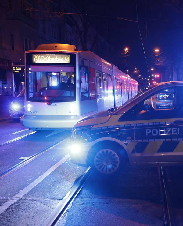 Ein Polizeiauto steht mit Blaulicht im Düsseldorfer Bahnhofsviertel.
