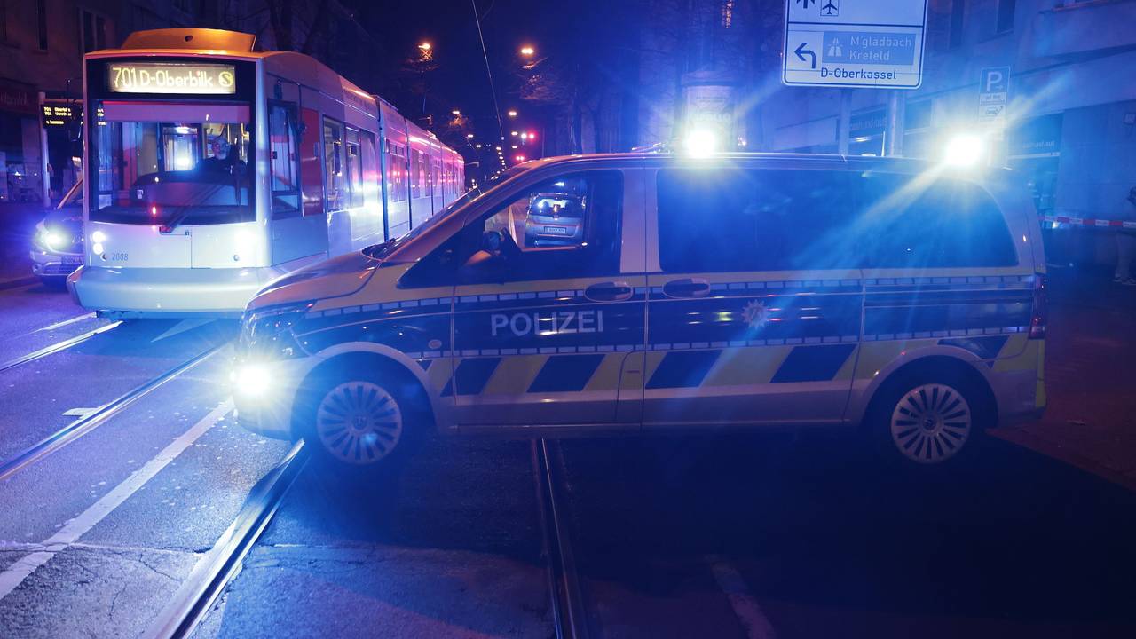 Ein Polizeiauto steht mit Blaulicht im Düsseldorfer Bahnhofsviertel.