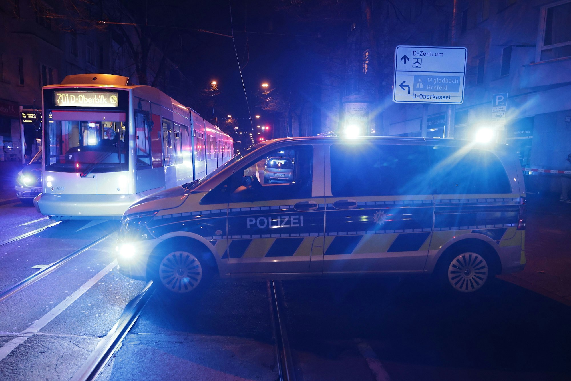 Ein Polizeiauto steht mit Blaulicht im Düsseldorfer Bahnhofsviertel.