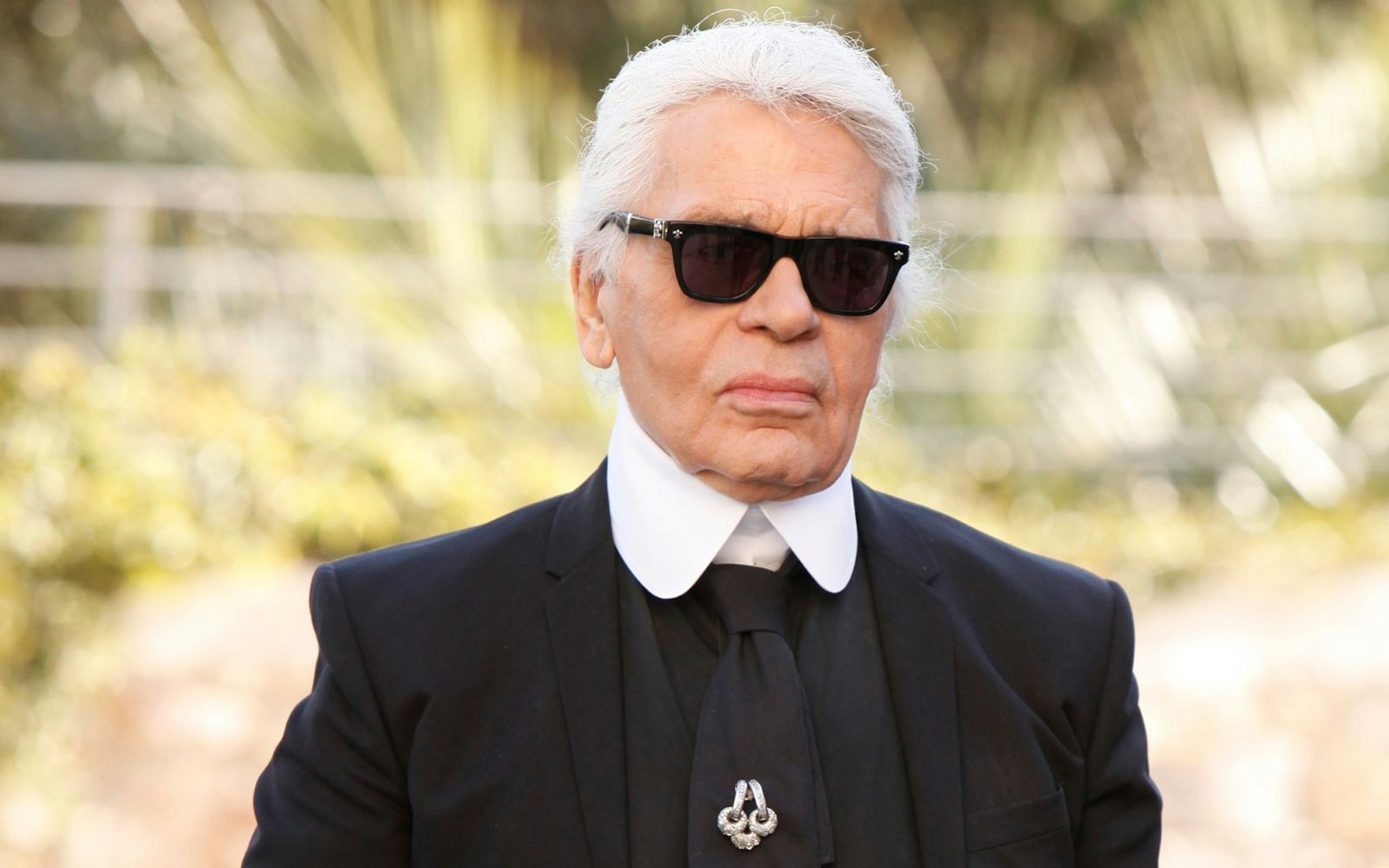 Karl Lagerfeld war ein Mann der Oberflächen. Die Mode-Ikone blieb ihrem ikonischen Look mit weißem Zopf und Sonnenbrille lange treu. (Bild: 2015 Getty Images/Patrick Aventurier)