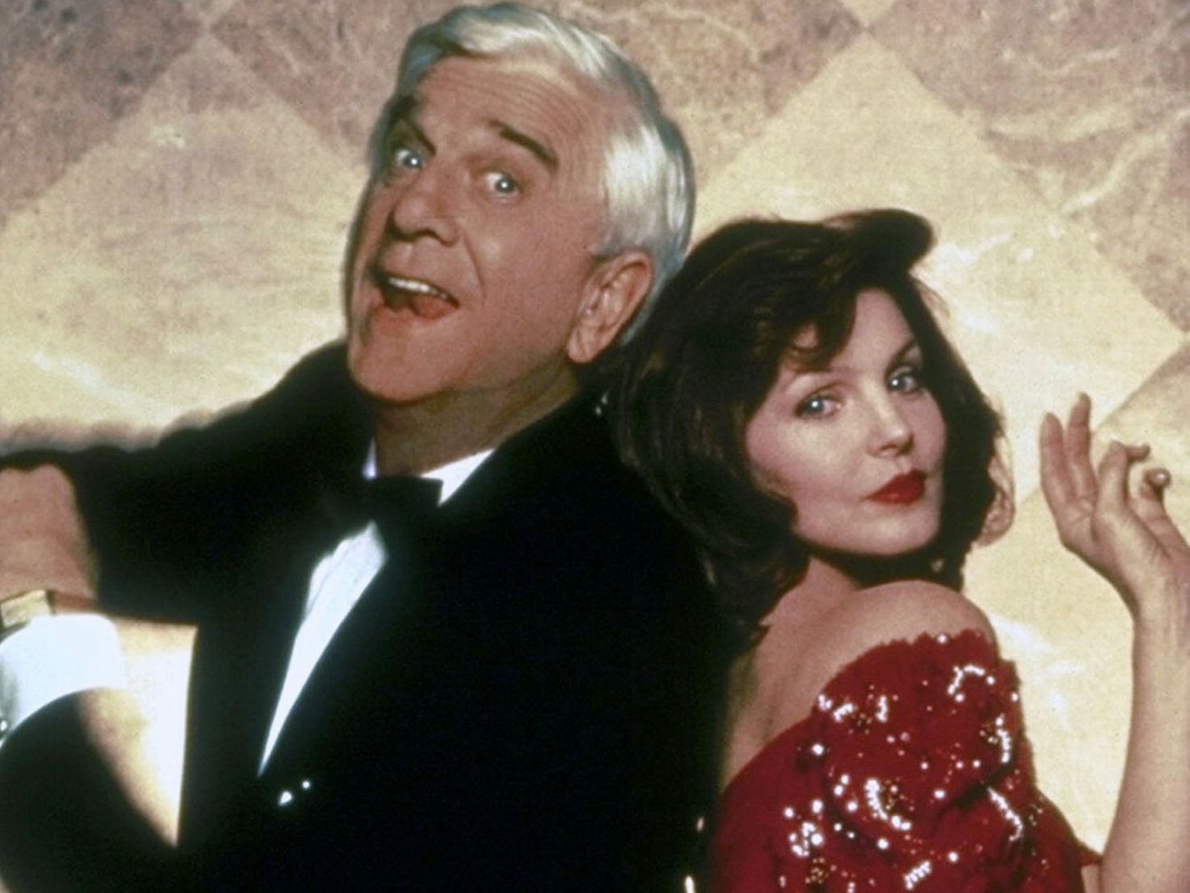 Priscilla Presley versuchte sich auch als Schauspielerin. Ihre wohl bekannteste Rolle spielte sie in der „Nackte Kanone“-Reihe mit Leslie Nielsen (links). (Bild: kabel eins / United International Pictures)