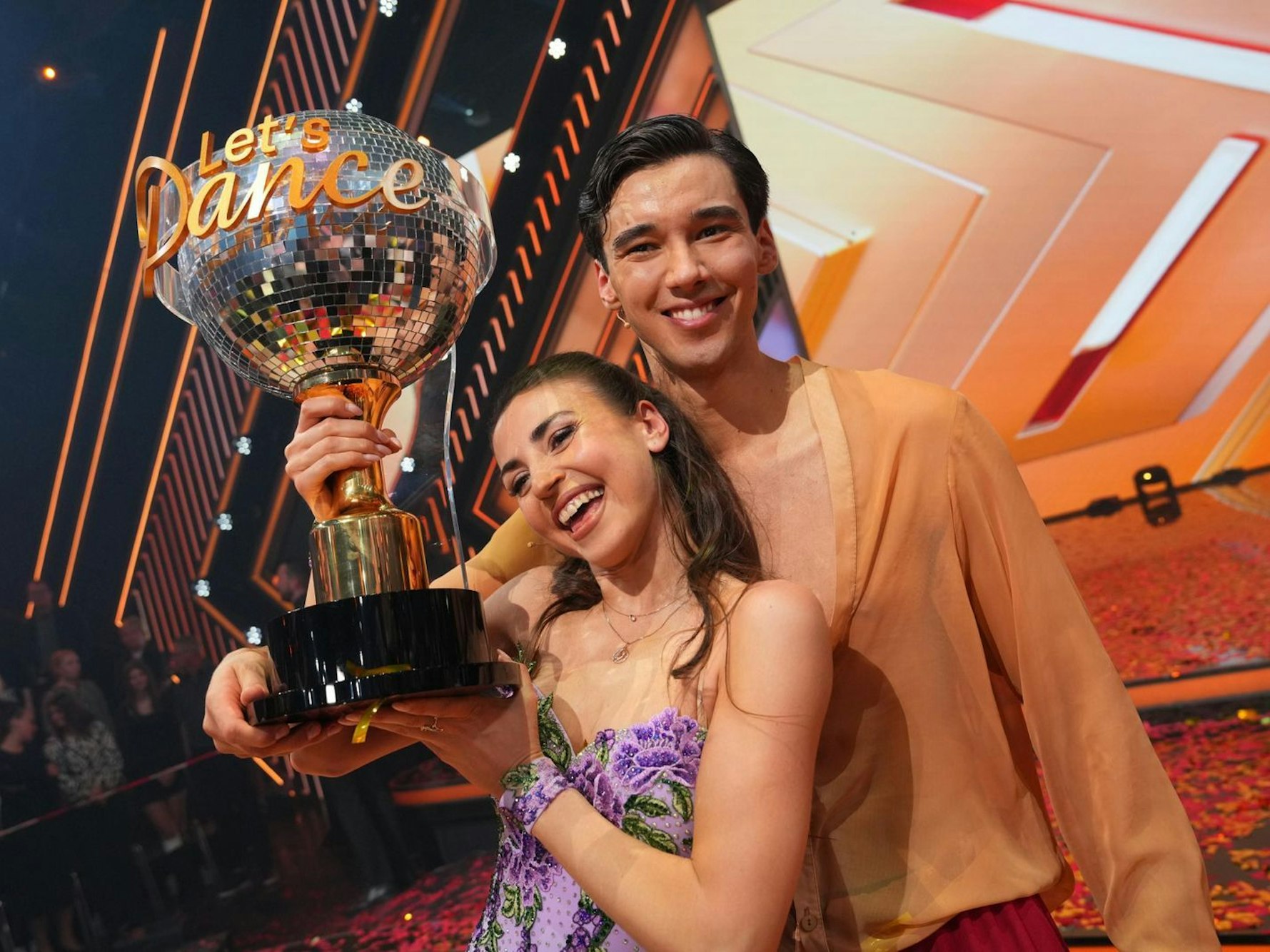 Ekaterina Leonova gewinnt den „Dancing Star“-Pokal nicht zum ersten Mal, Diego Pooth schon. (Bild: RTL / Stefan Gregorowius)