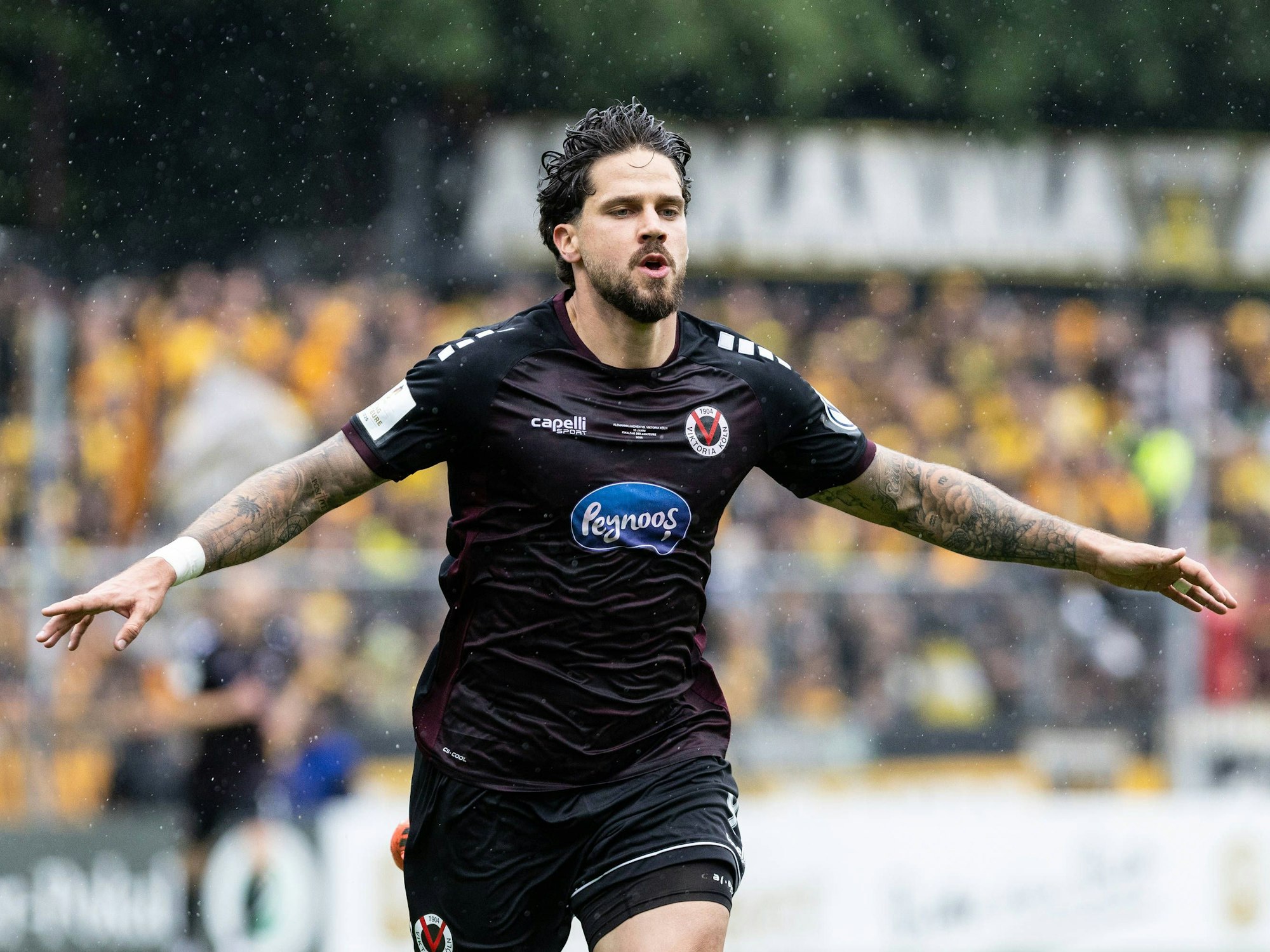 Viktoria Köln bejubelt das Tor, Ausgleich 1:1 durch Lobinger.