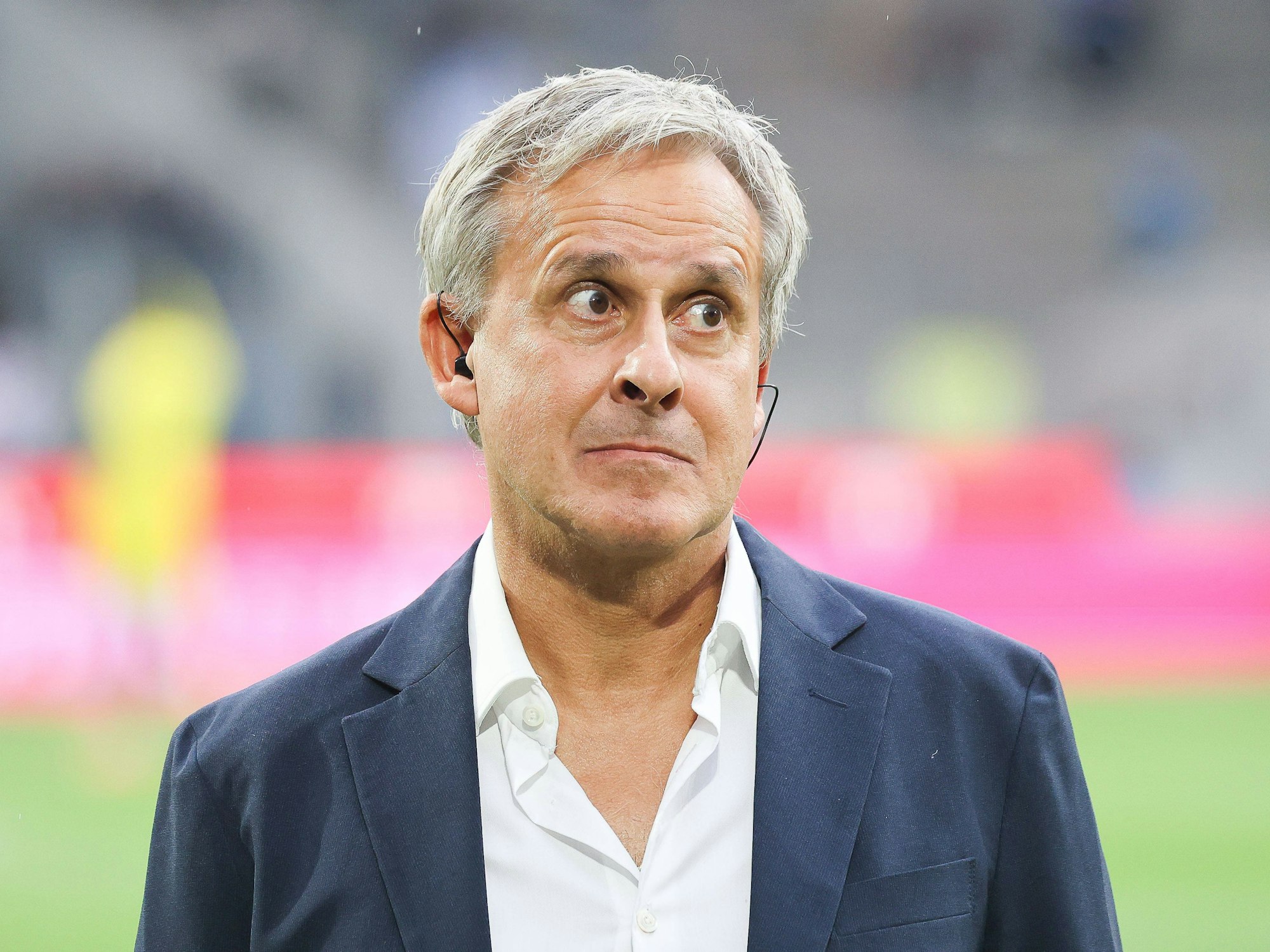 Pierre Littbarski guckt bei einem Interview erstaunt.