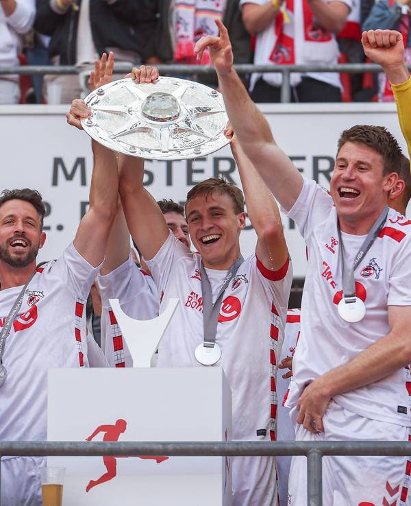 Die Spieler des 1. FC Köln recken die Meisterschale der 2. Bundesliga in die Höhe.