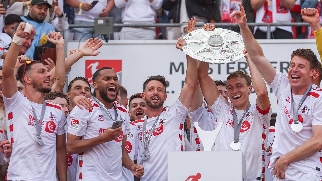 Die Spieler des 1. FC Köln recken die Meisterschale der 2. Bundesliga in die Höhe.