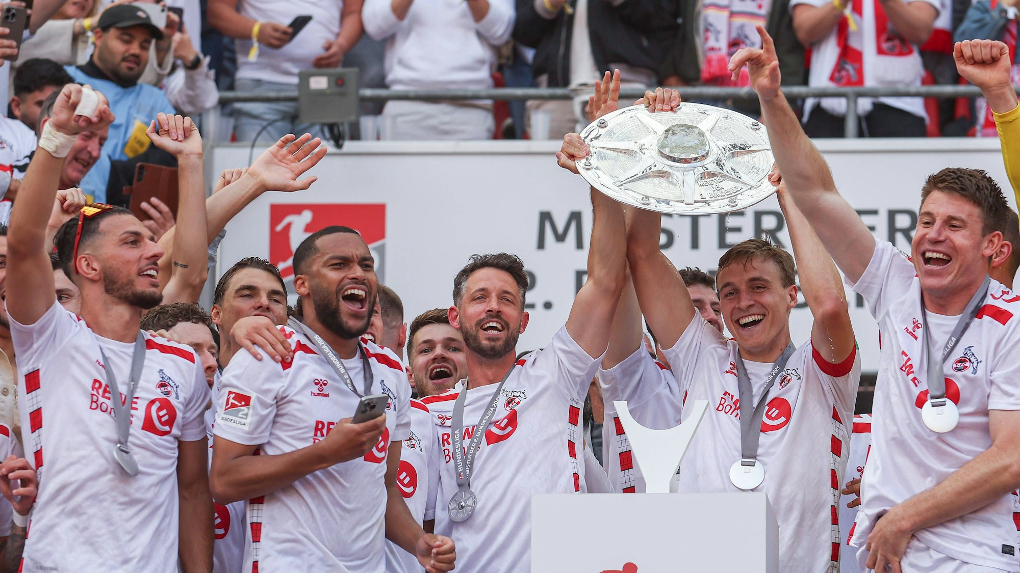 Die Spieler des 1. FC Köln recken die Meisterschale der 2. Bundesliga in die Höhe.