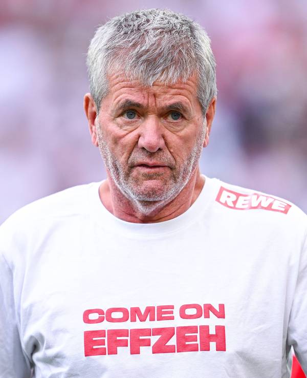 Friedhelm Funkel nach dem Aufstieg mit dem 1. FC Köln.