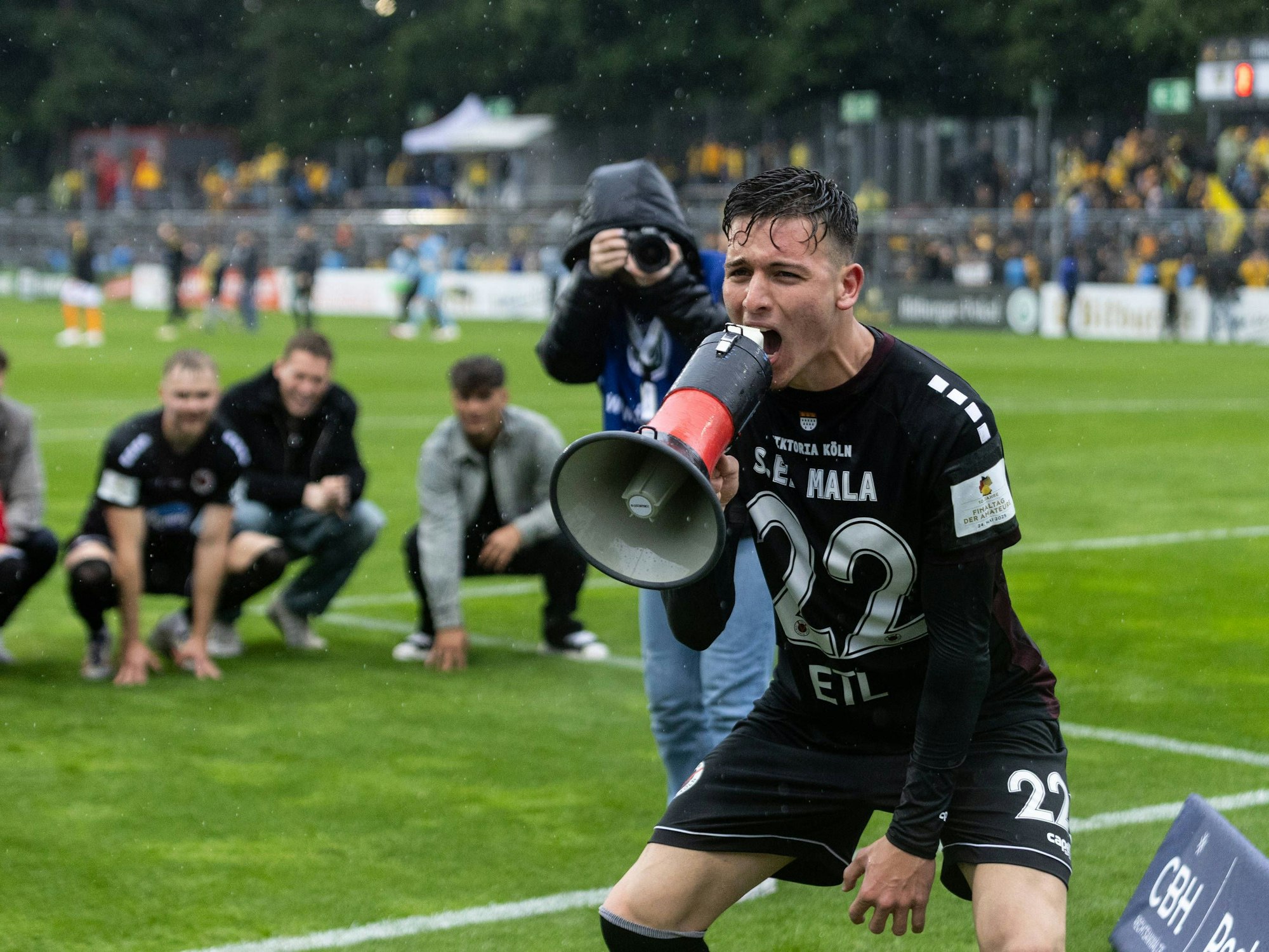 Said El Mala bejubelt den Sieg mit den Fans nach dem Spiel.