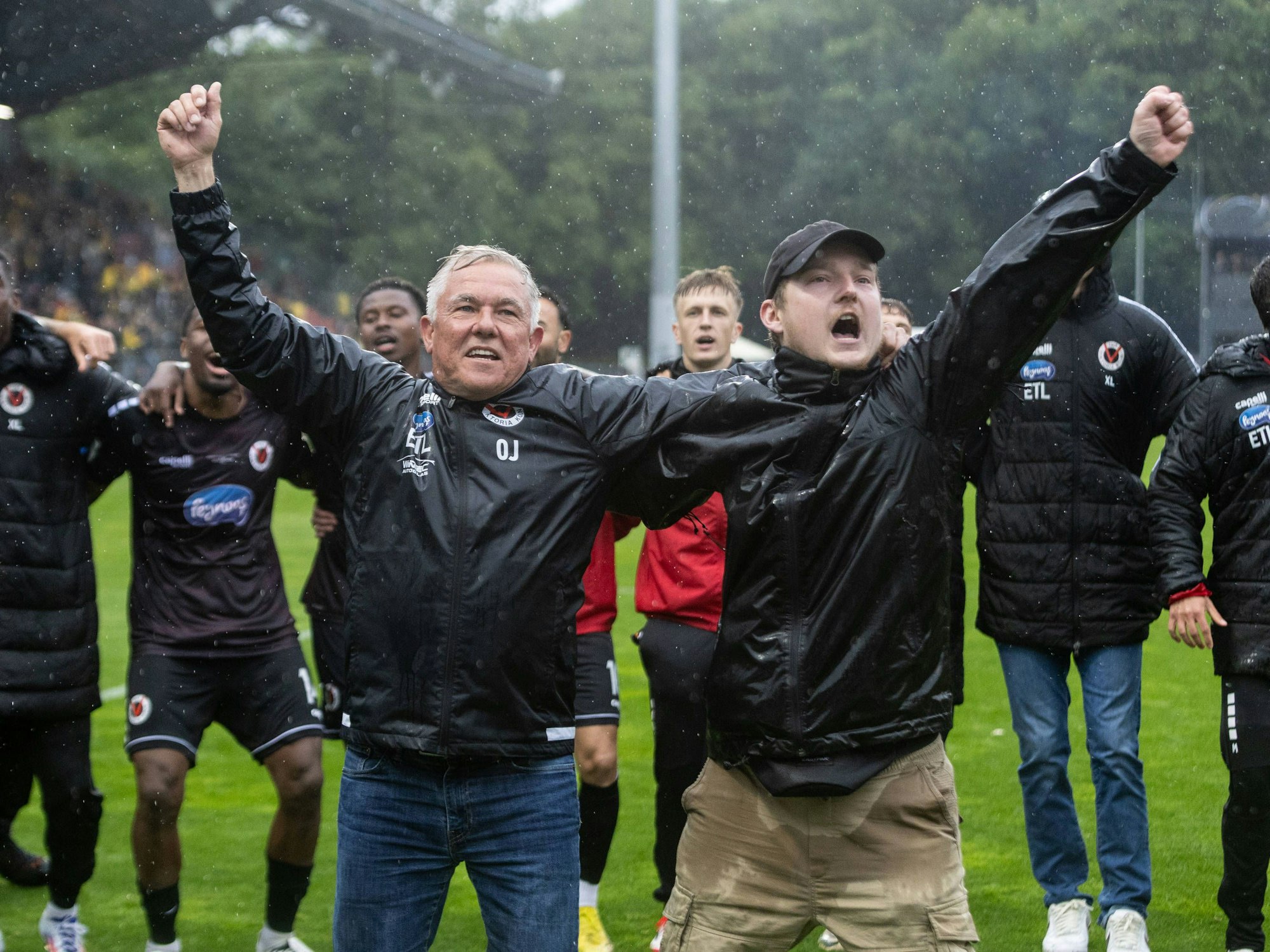 Olaf Janßen bejubelt den Sieg mit den Fans.