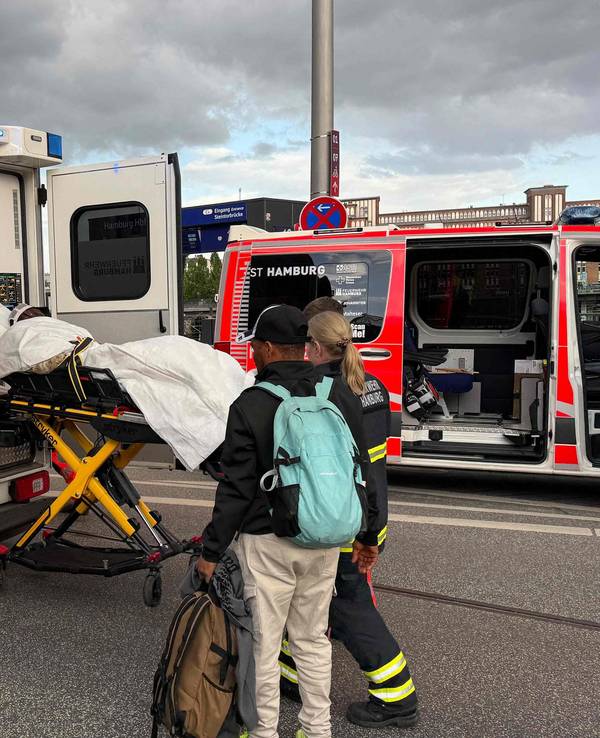 Rettungskräfte versorgen die Opfer der Messerattacke von Hamburg.