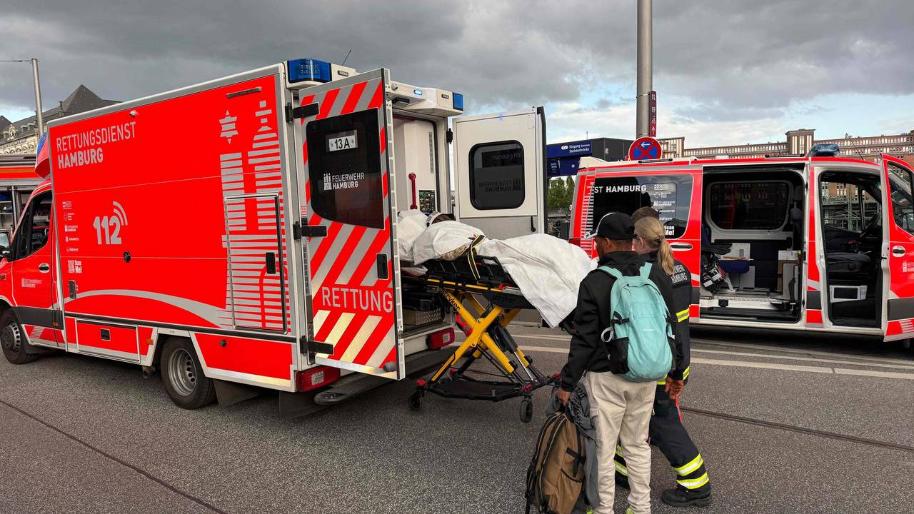 Rettungskräfte versorgen die Opfer der Messerattacke von Hamburg.