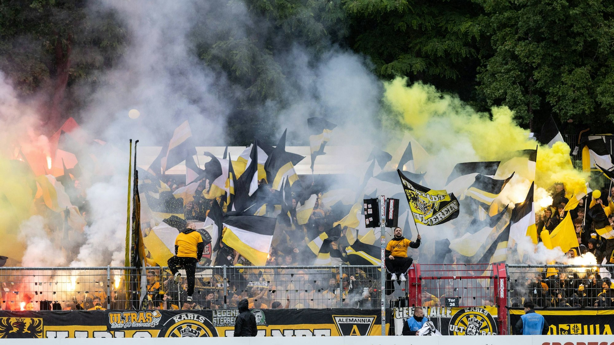 Fans von Alemannia Aachen zünden Pyrotechnik.