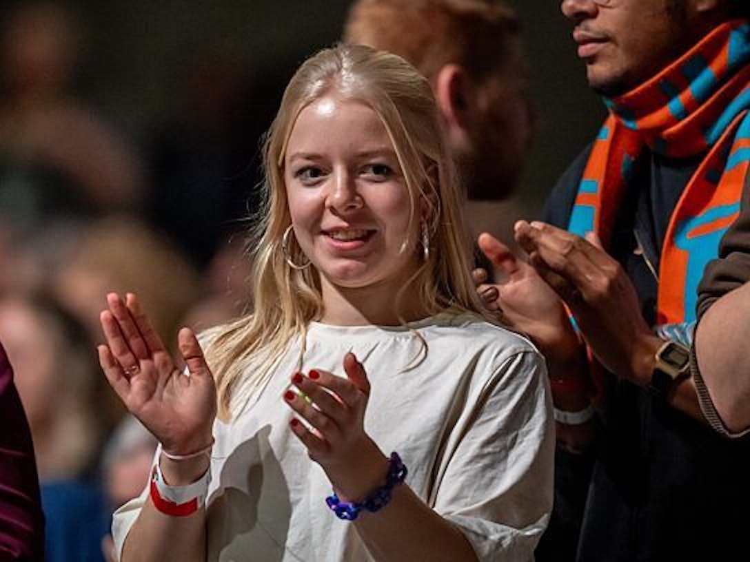 Jette Nietzard, Co Bundesvorsitzende der Grünen Jugend, verfolgt die Debatte beim Programmparteitag von Bündnis 90/Die Grünen.