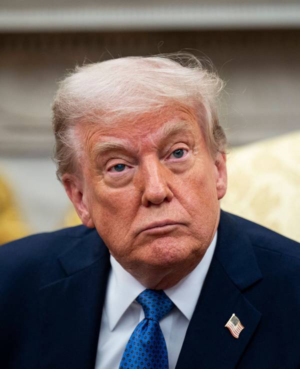 Donald Trump sitzt am 24. April 2025 im Oval Office.
