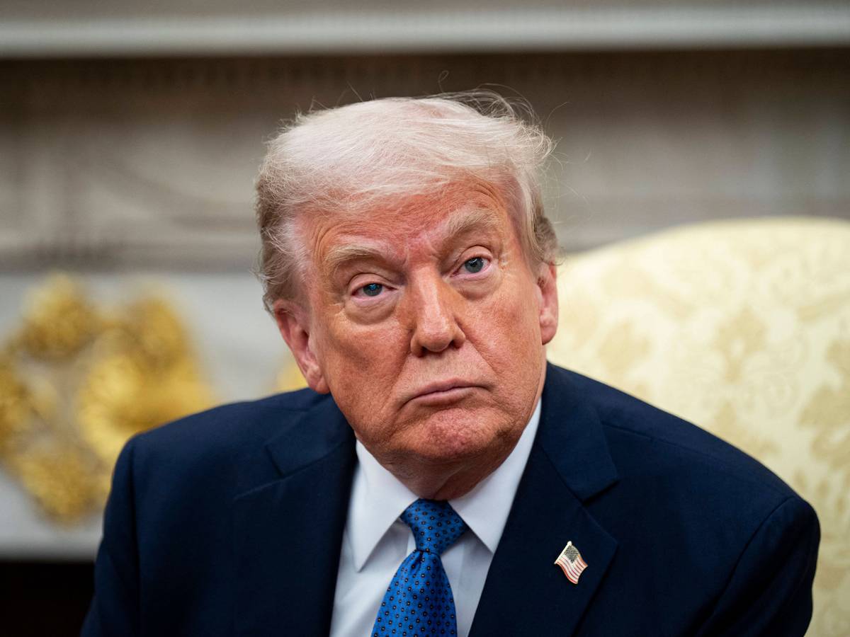Donald Trump sitzt am 24. April 2025 im Oval Office.