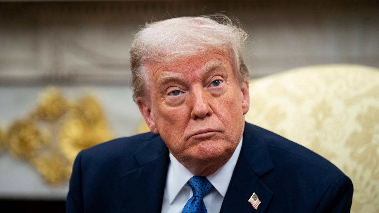 Donald Trump sitzt am 24. April 2025 im Oval Office.
