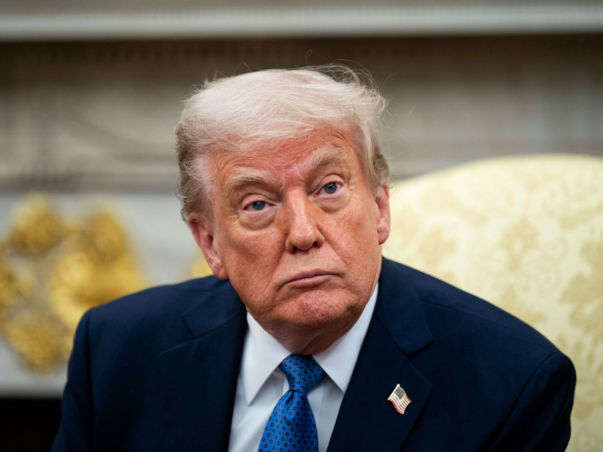 Donald Trump sitzt am 24. April 2025 im Oval Office.