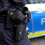 Ein Polizist mit einer Waffe im Einsatz. (Symbolfoto)