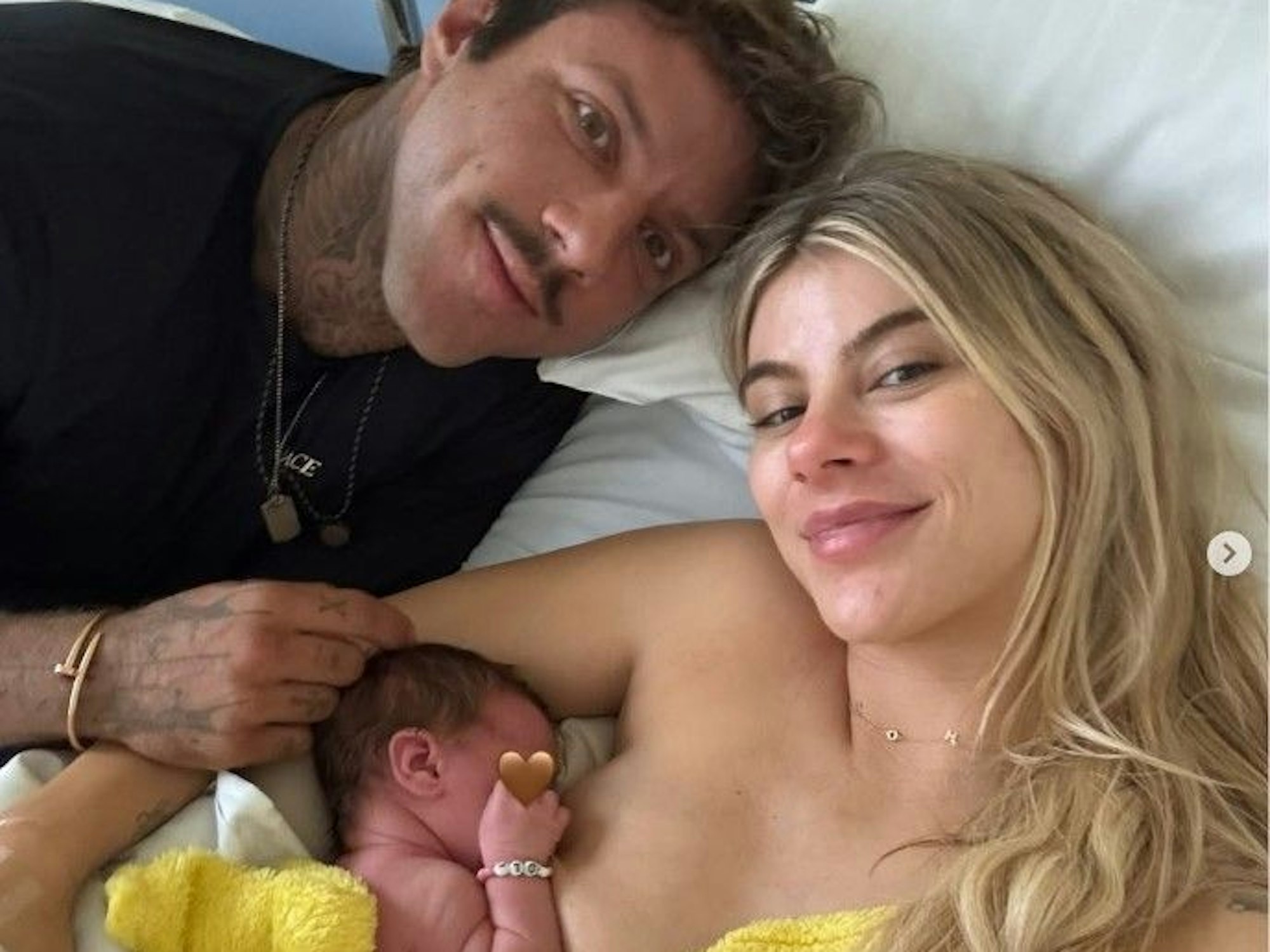 Endlich eine Familie: Romina Palm und Christian Wolf präsentieren ihre kleine Tochter.