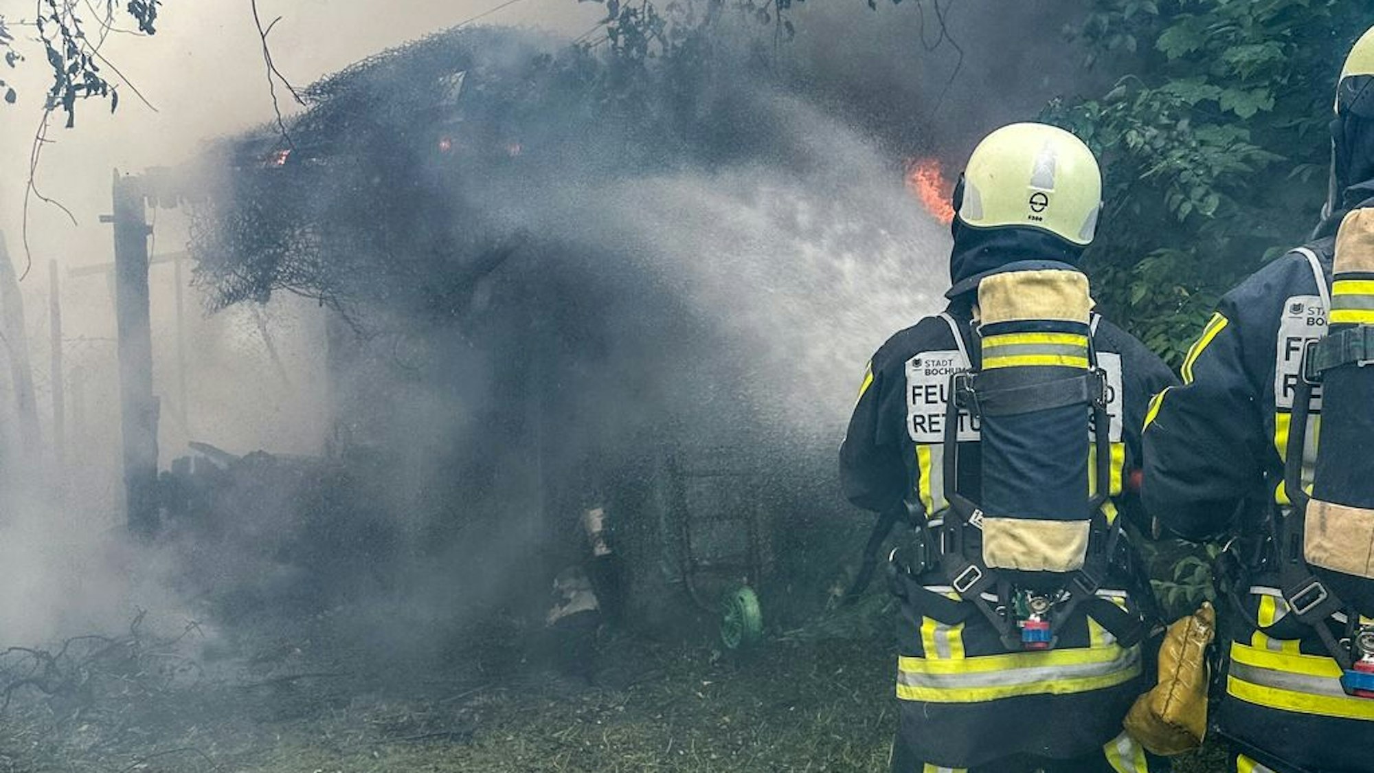 Brennende Gartenlaube in Bochum an der Harpener Straße. Die Feuerwehr konnte den Brand unter Kontrolle bringen und eine weitere Ausbreitung verhindern.