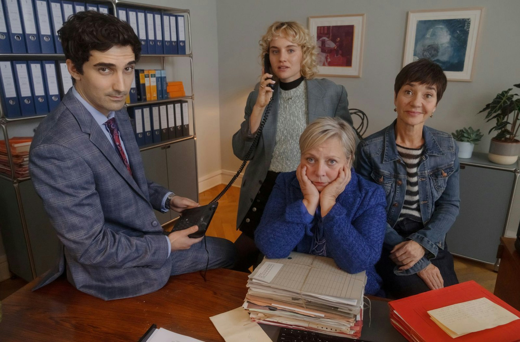 Sie sind das „neue“ Team in „Kanzlei Liebling Kreuzberg“ (von links): Junior-Anwalt Can Oktay (Emre Aksizoğlu), die beiden Chefinnen Lisa Liebling (Luise von Finckh) und Dr. Talia Jahnka (Gabriela Maria Schmeide) sowie Anwaltsgehilfin Senta Kurzweg (Anja Franke). (Bild: ARD Degeto/Odeon Fiction GmbH/Stefan Erhard)