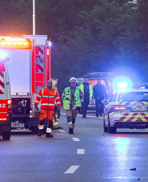 Feuerwehr und Polizei sind an einer Unfallstelle auf der Autobahn 48 (A48) im Einsatz. Bei dem Unfall eines Kleinbusses auf der Autobahn 48 bei der rheinland-pfälzischen Stadt Koblenz sind in der Nacht mindestens drei Menschen tödlich verletzt worden.