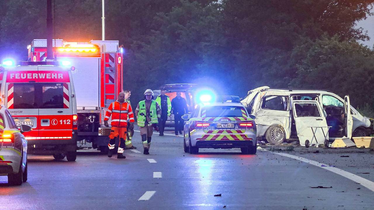 Feuerwehr und Polizei sind an einer Unfallstelle auf der Autobahn 48 (A48) im Einsatz. Bei dem Unfall eines Kleinbusses auf der Autobahn 48 bei der rheinland-pfälzischen Stadt Koblenz sind in der Nacht mindestens drei Menschen tödlich verletzt worden.