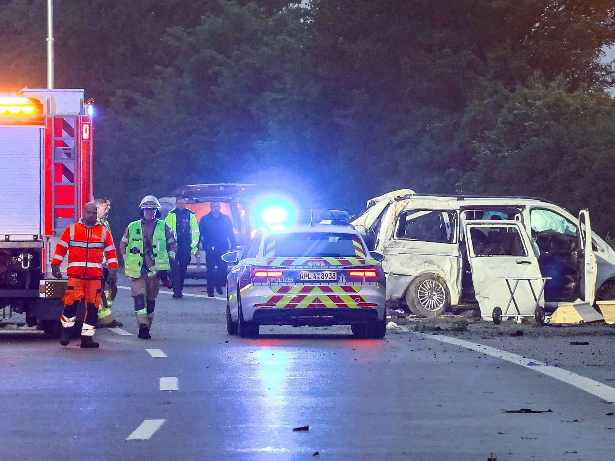 Feuerwehr und Polizei sind an einer Unfallstelle auf der Autobahn 48 (A48) im Einsatz. Bei dem Unfall eines Kleinbusses auf der Autobahn 48 bei der rheinland-pfälzischen Stadt Koblenz sind in der Nacht mindestens drei Menschen tödlich verletzt worden.