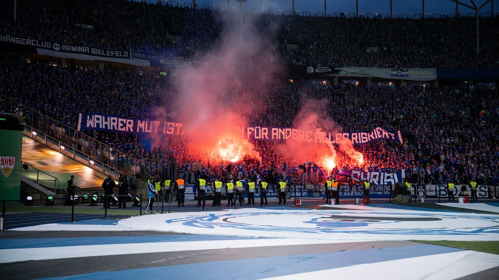 Fans von Arminia Bielefeld entrollen das Banner für den verletzten Chris.