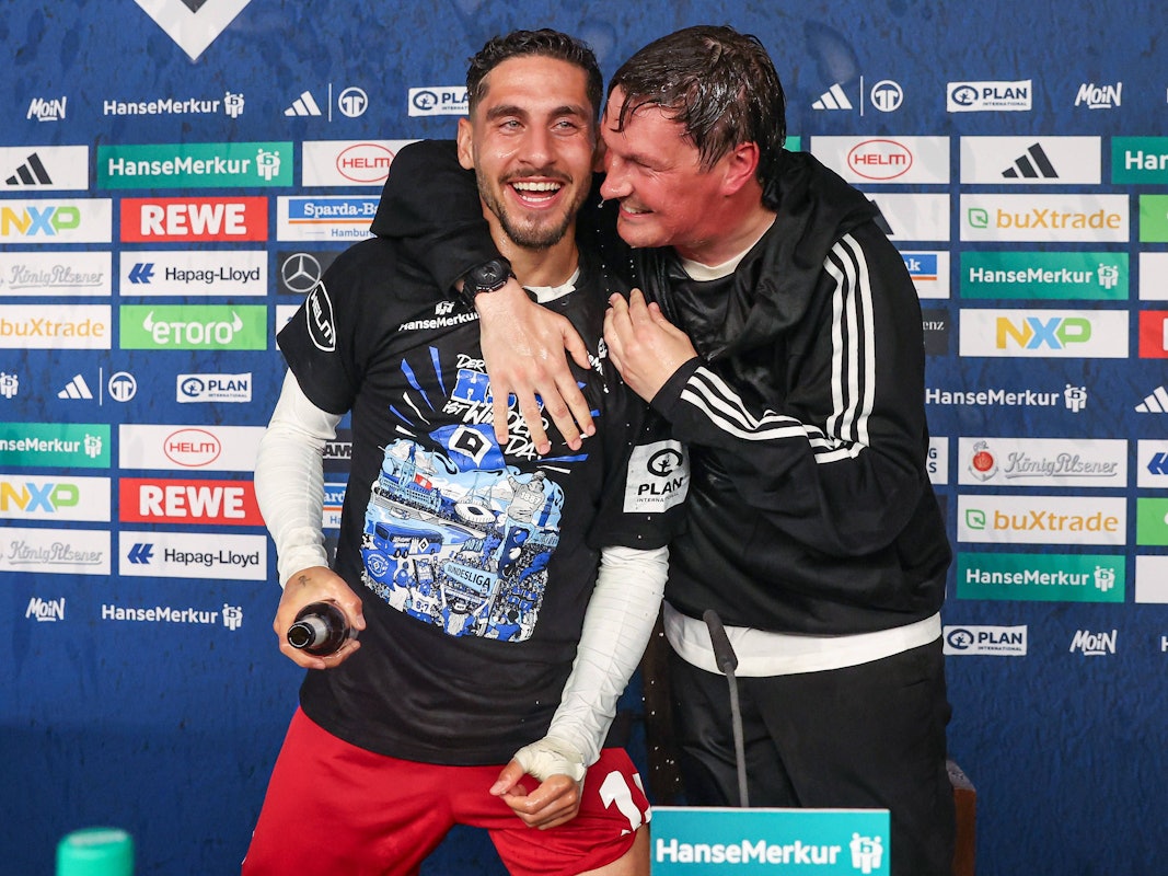 Ludovit Reis mit Trainer Merlin Polzin am 10. Mai 2025 nach dem HSV-Aufstieg in die Bundesliga.