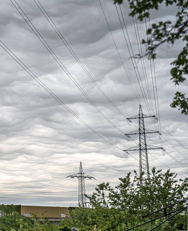 Wellenartige Wolkenformation am Himmel.