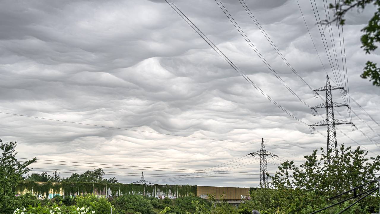 Wellenartige Wolkenformation am Himmel.