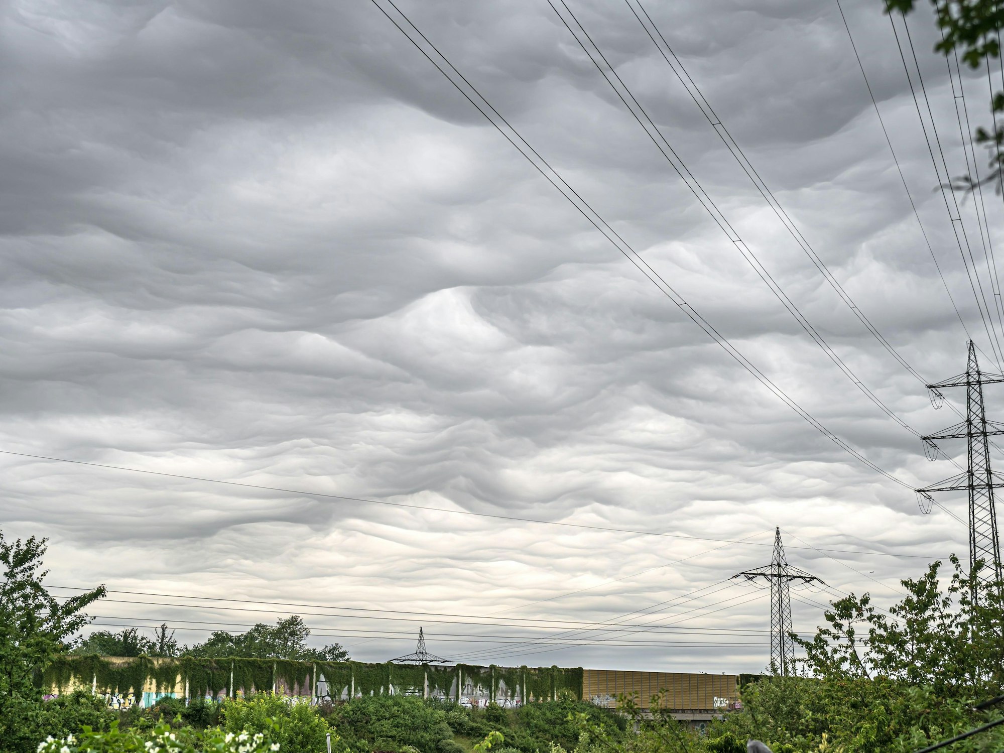 Wellenartige Wolkenformation am Himmel.