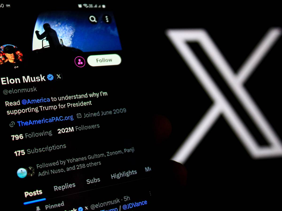 ARCHIV - 28.10.2024, Indonesien, Bandung: In dieser Fotoillustration wird das X-Kontoprofil von Elon Musk auf einem Smartphone mit einem X-Logo im Hintergrund angezeigt.