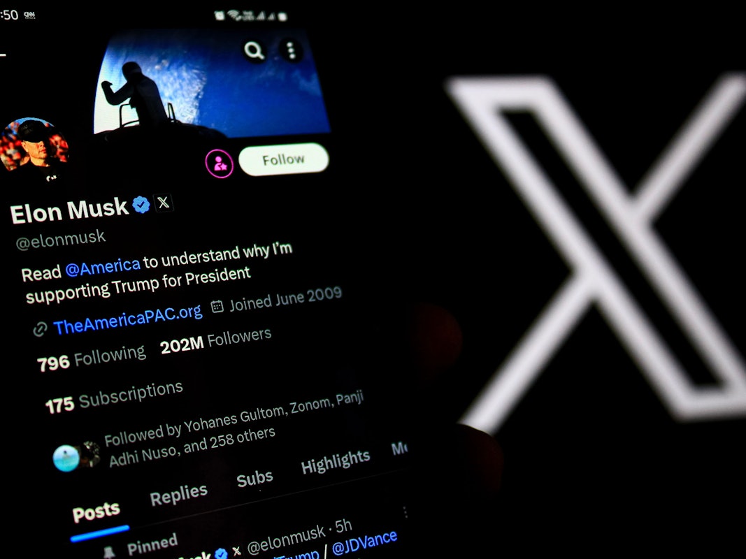 ARCHIV - 28.10.2024, Indonesien, Bandung: In dieser Fotoillustration wird das X-Kontoprofil von Elon Musk auf einem Smartphone mit einem X-Logo im Hintergrund angezeigt.