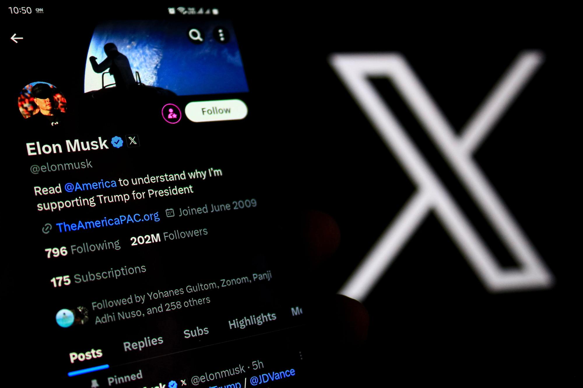 ARCHIV - 28.10.2024, Indonesien, Bandung: In dieser Fotoillustration wird das X-Kontoprofil von Elon Musk auf einem Smartphone mit einem X-Logo im Hintergrund angezeigt.
