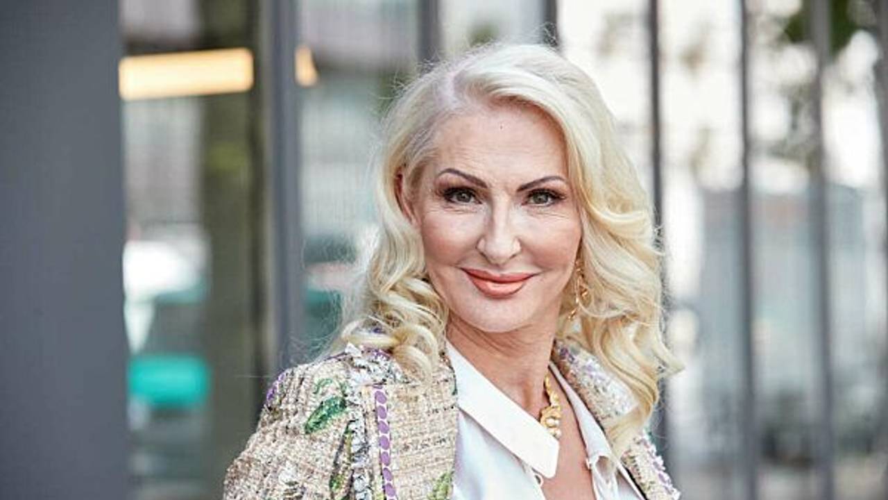 Désirée Nick, Schauspielerin, steht bei einem Pressetermin der Fastfoodkette Burger King vor dem Restaurant am Mundsburger Damm.