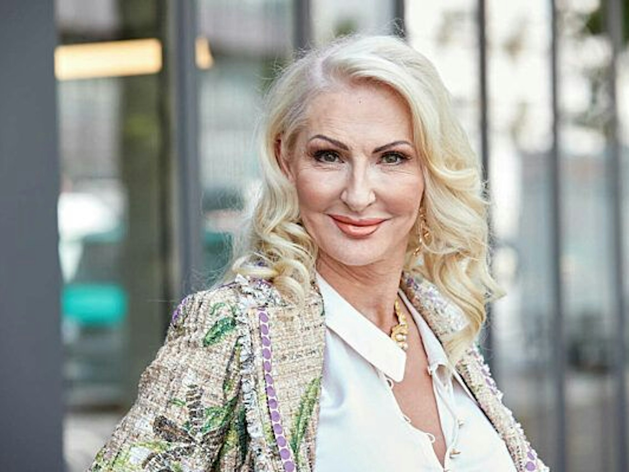 Désirée Nick, Schauspielerin, steht bei einem Pressetermin der Fastfoodkette Burger King vor dem Restaurant am Mundsburger Damm.