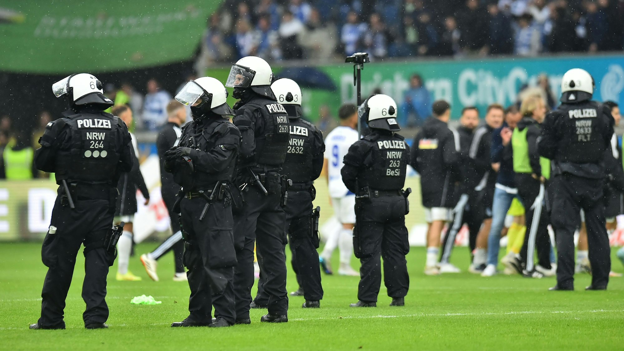 Polizei beim Niederrheinpokalfinale zwischen dem MSV Duisburg und Rot-Weiss Essen auf dem Rasen.