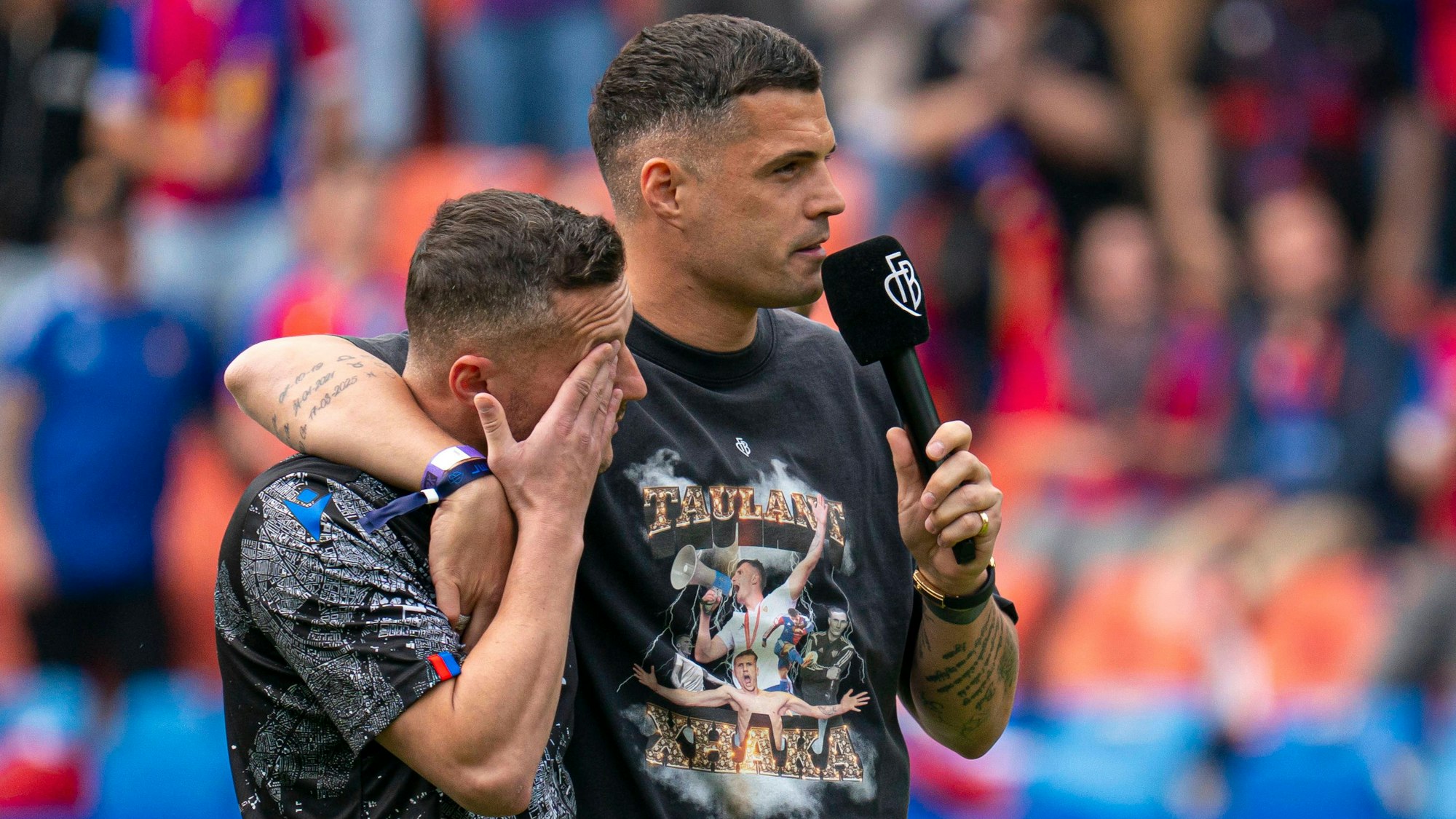 Granit Xkaka (r.) schnappt sich bei der Verabschiedung seines Bruders Taulant das Stadion-Mikrofon.