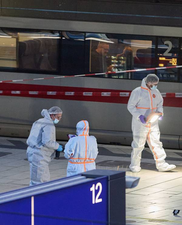 23.05.2025, Hamburg: Spurensicherung im Einsatz nahe des Tatorts. Bei einem Messerangriff im Hamburger Hauptbahnhof sind mehrere Menschen schwer verletzt worden.