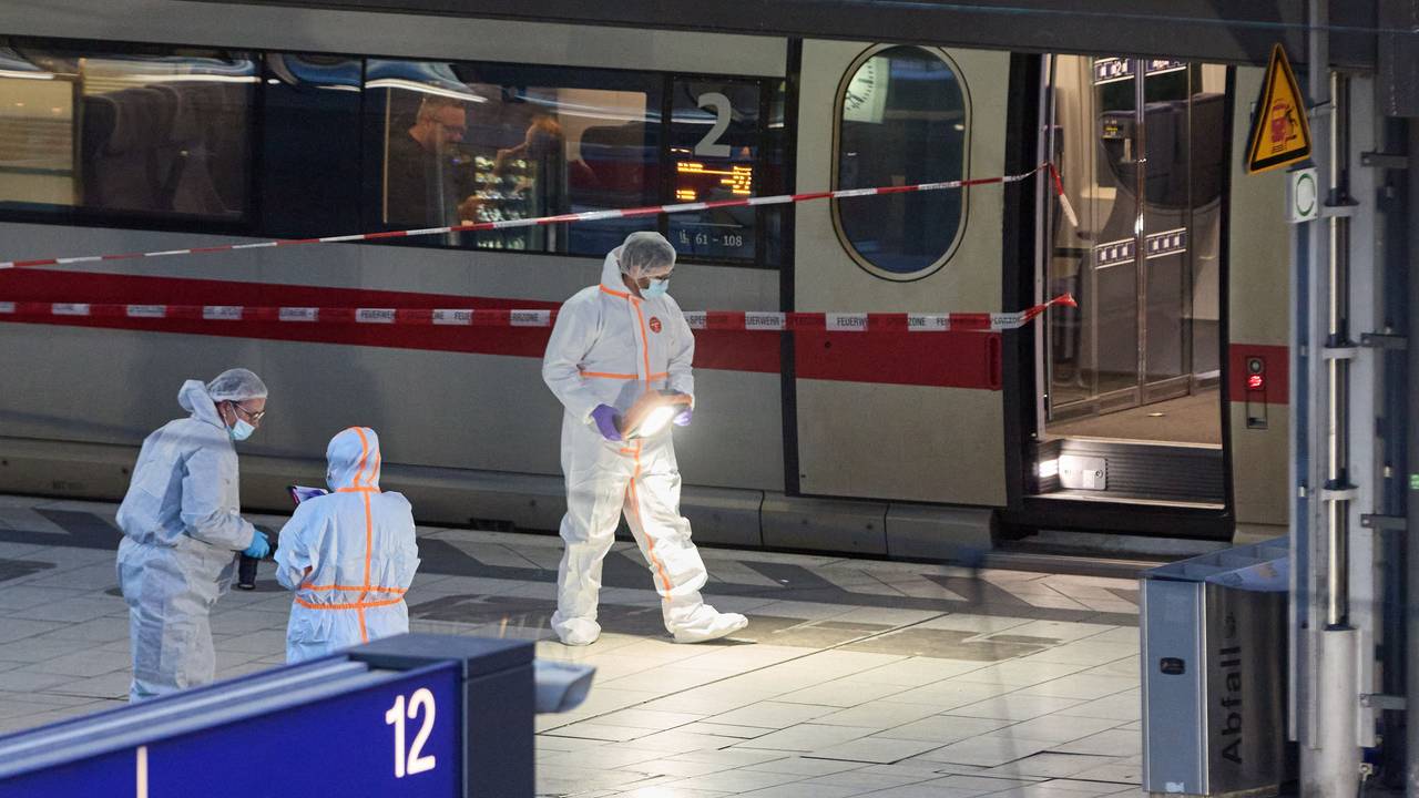 23.05.2025, Hamburg: Spurensicherung im Einsatz nahe des Tatorts. Bei einem Messerangriff im Hamburger Hauptbahnhof sind mehrere Menschen schwer verletzt worden.