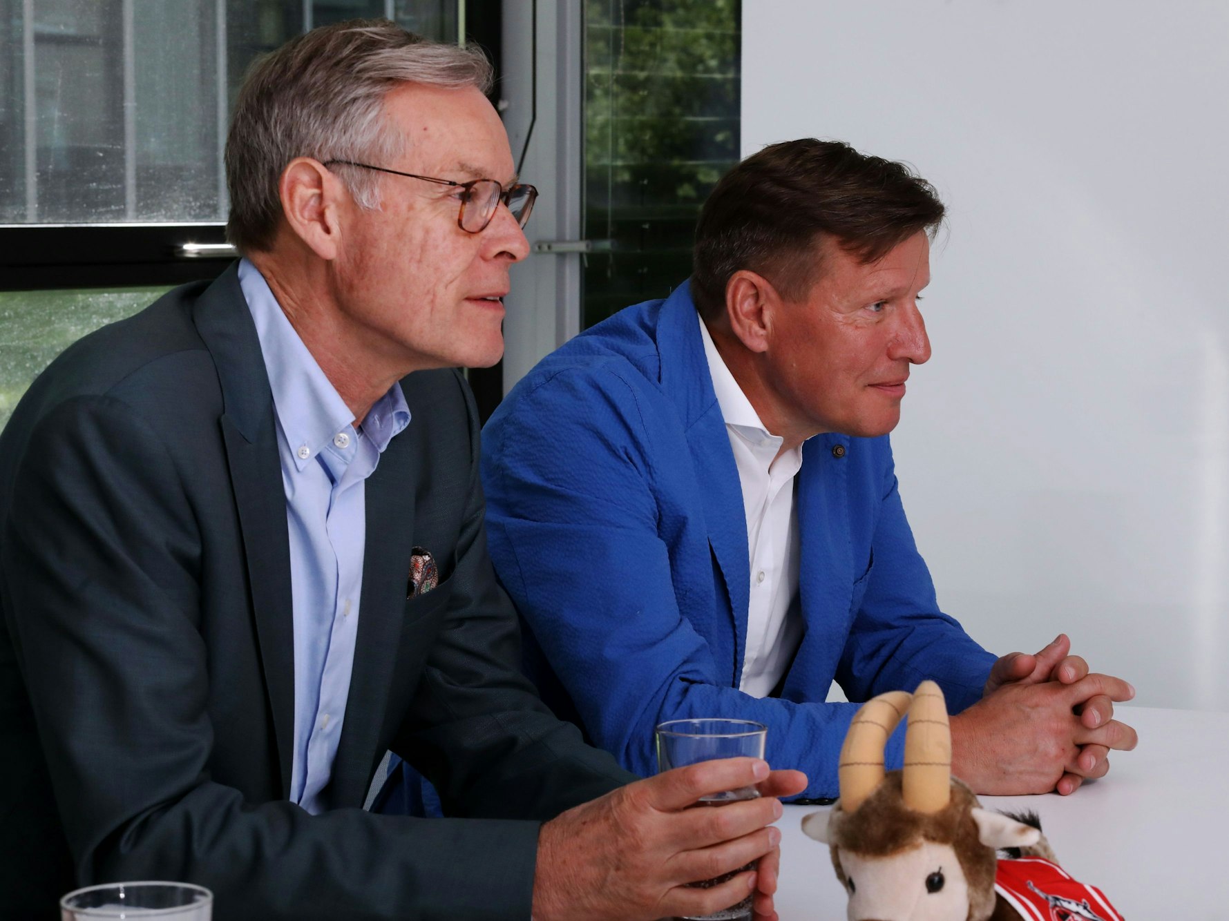 Sven Adenauer und Martin Hollweck bei einem Gespräch.