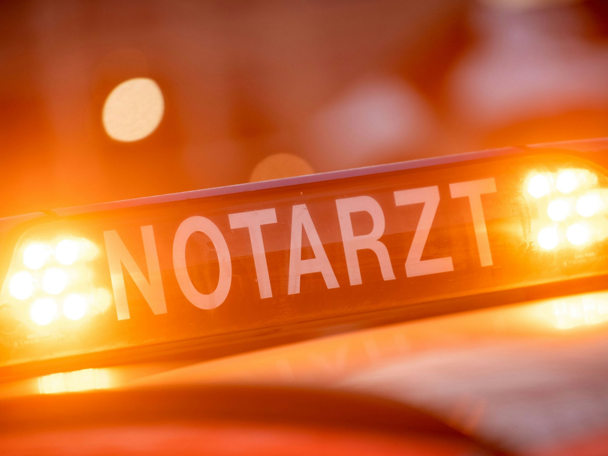 Trotz Reanimation verstarb der 18-jährige Unfallverursacher noch vor Ort (Symbolbild).