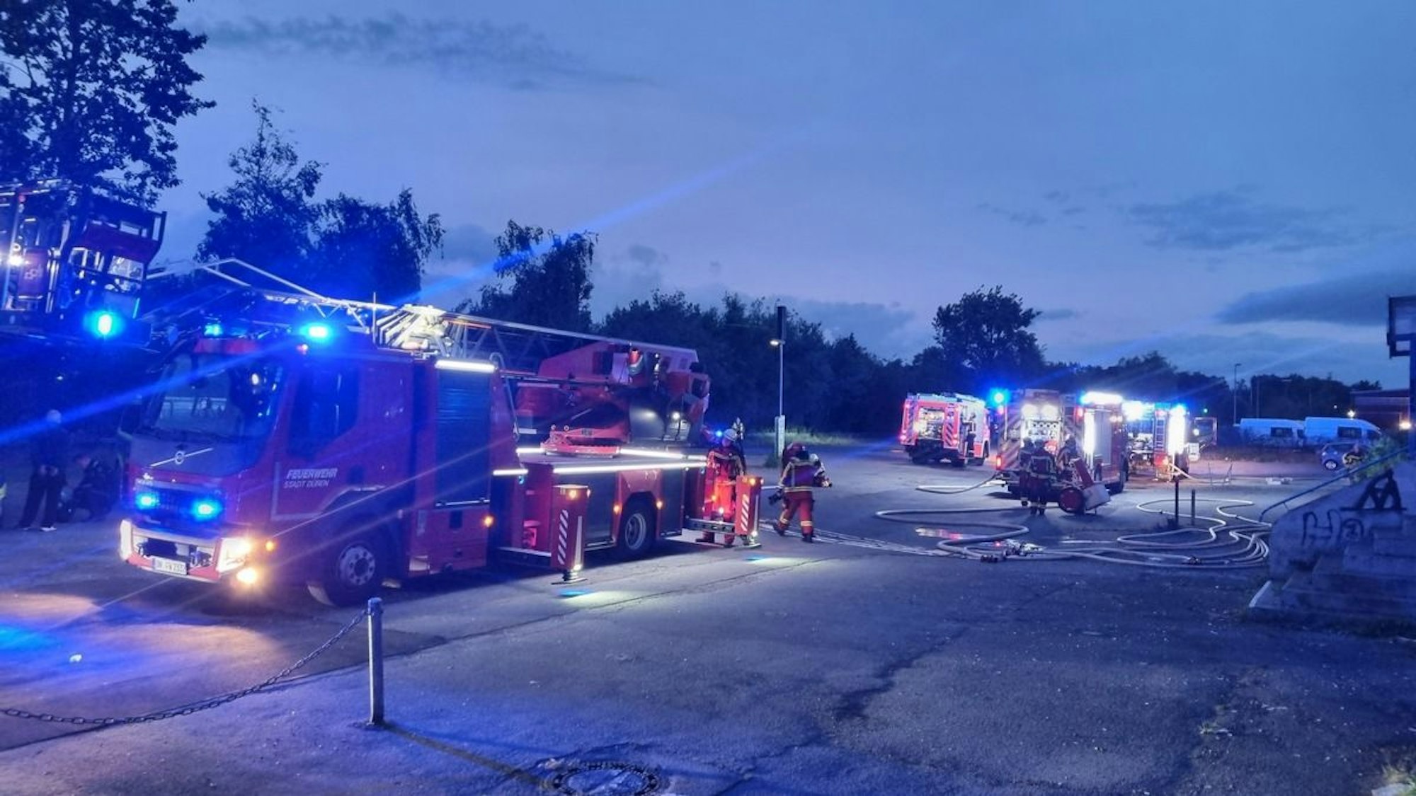 Feuerwehrleute bei Löscharbeiten nach einem Brand in einem leerstehenden Gebäude in Düren