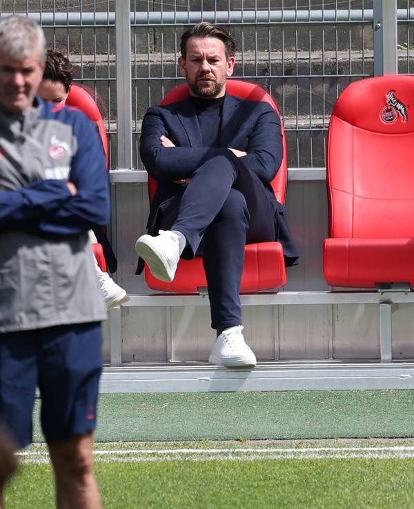 Friedhelm Funkel beim 1. FC Köln auf dem Trainingsplatz. Im Hintergrund sitzt Sportdirektor Thomas Kessler.