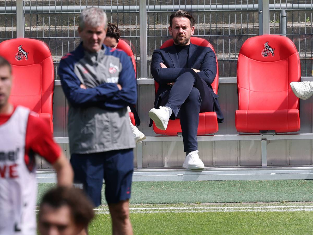 Friedhelm Funkel beim 1. FC Köln auf dem Trainingsplatz. Im Hintergrund sitzt Sportdirektor Thomas Kessler.