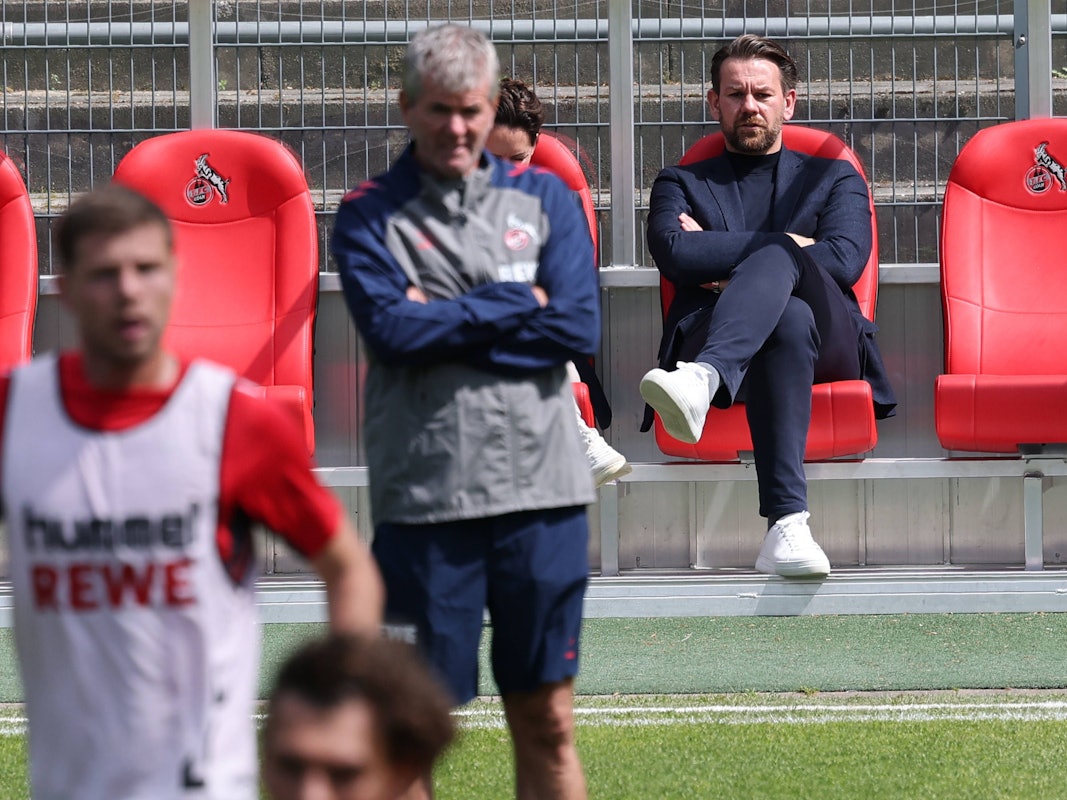 Friedhelm Funkel beim 1. FC Köln auf dem Trainingsplatz. Im Hintergrund sitzt Sportdirektor Thomas Kessler.