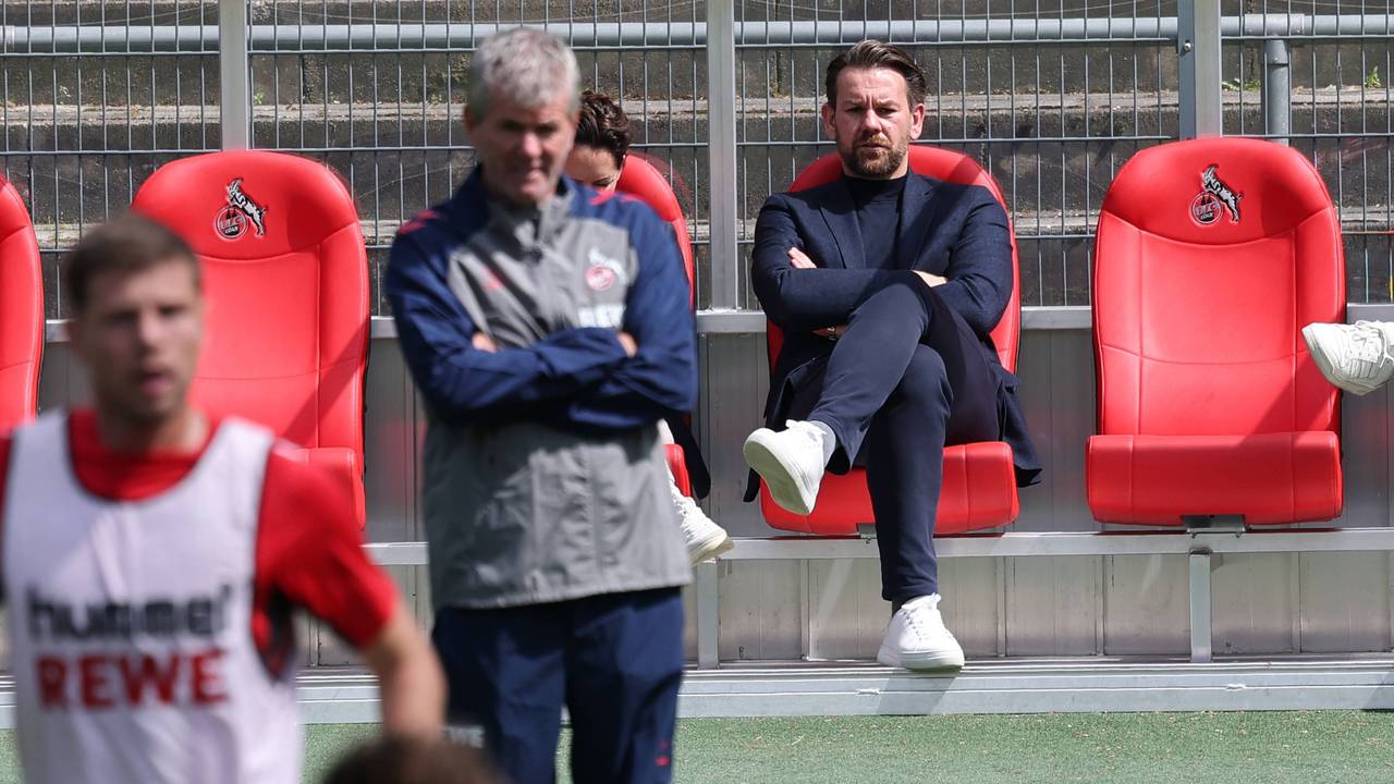 Friedhelm Funkel beim 1. FC Köln auf dem Trainingsplatz. Im Hintergrund sitzt Sportdirektor Thomas Kessler.
